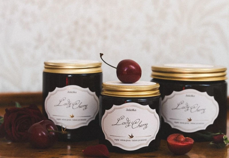 Jaskołka świeca lady cherry NOTEKA.jpg