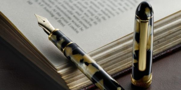 Eleganckie pióro na prezent – jak wybrać idealny model?